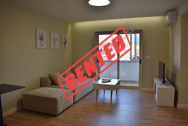 Apartament 1+1 me qira ne rrugen Vllazen Huta, shume prane rruges Hoxha Tahsim ne zonen e Pazarit e 